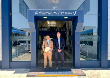 El ministro Mauricio Zamora y el viceministro Yamil García en oficinas de BoA. Foto: Ministerio de Obras Públicas.