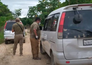 La Policía revisa el vehículo donde hallaron al fallecido/RRSS