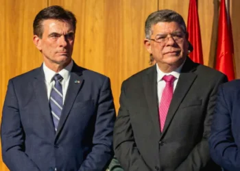 Rodrigo Paz junto a Eduardo Olivo, presidente de la CNC. Foto: CNC.