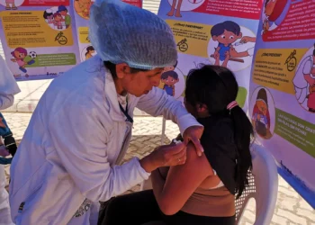 Personal de salud realizan la vacunación contra la influenza. FOTO: GAMEA