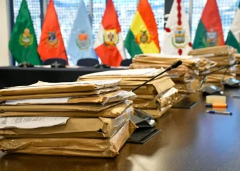 Carpetas de los postulantes a vocales del TSE.
Foto: Cámara de Senadores