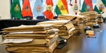 Carpetas de los postulantes a vocales del TSE.
Foto: Cámara de Senadores