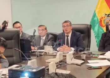 El ministro Gabriel Espinoza explica los cambios en el Presupuesto. Foto: Captura Wara Tv.