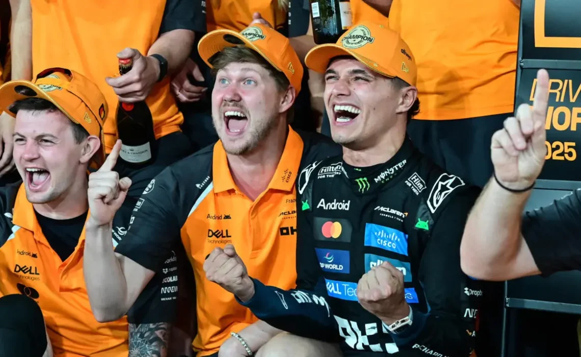 Lando Norris (primero por la derecha) celebra con su equipo el título mundial conquistado tras el Gran Premio de Abu Dabi. (FOTO: AFP)
