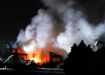 La escena de un incendio que se produjo después de un terremoto en la ciudad de Aomori el 9 de diciembre de 2025. Foto: AFP