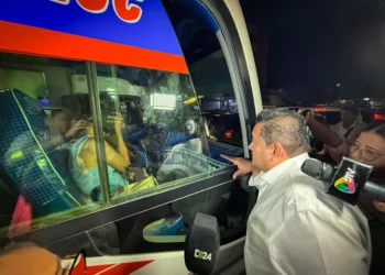 El alcalde durante una inspección a micros. Foto: GAMSC