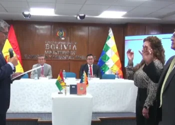 El ministro Gabriel Espinoza toma juramento de las nuevas autoridades. Foto: Ministerio de Economía.