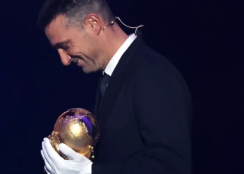 Lionel Scaloni con la Copa del Mundo. (FOTO: CONMEBOL.com)