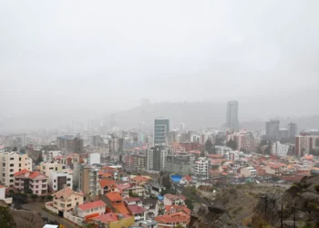 Vista de la ciudad de la Paz desde la zona Sur, en una jornada con lluvia. Foto: Oswaldo Aguirre