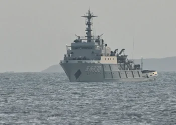 Un barco militar chino es visto en aguas cercanas a la isla de Pingtan, el punto más cercano a Taiwán. Foto: AFP