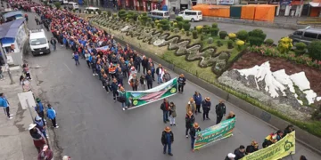 Mineros marchan por el centro de La Paz en protesta contra el Decreto Supremo 5503.