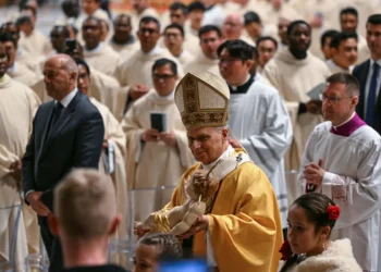 El Papa León XIV lleva la estatua del Niño Jesús al final de la misa de Nochebuena en la Basílica de San Pedro. Foto: AFP