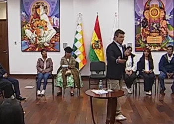 Paz Pereira dialoga con la población. Foto: Captura Bolivia Tv.