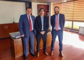El ministro Mauricio Zamora con representantes de la empresa austriaca Kapsch. Foto: Ministerio de Obras Públicas.