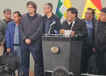 Dirigentes del transporte y ministros de Estado llegaron a un acuerdo. Foto: Captura Min. de Obras Públicas.