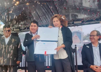 la ministra Yáñez entrega un reconocimiento al gobernador de Sucre. Foto: Secretaría Departamental de Salud, Desarrollo Social y Deporte