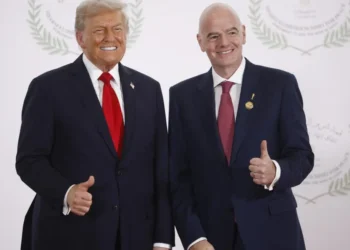 El presidente de Estados Unidos, Donald Trump (izquierda), junto al de la FIFA, Gianni Infantino, durante la cumbre sobre Gaza. (FOTO: AFP)