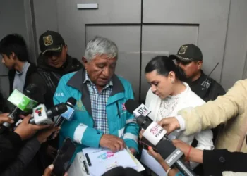 El alcalde Iván Arias en la entrega de los proyectos a la vocera presidencial, Carla Faval. FOTO: GAMLP