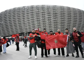 Hinchas de Marruecos frente al estadio Príncipe Moulay Abdellah de Rabat (Marruecos), antes del partido inaugural de la Copa de África de Naciones. (FOTO: AFP)