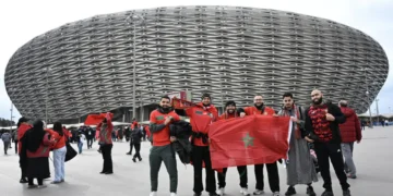 Hinchas de Marruecos frente al estadio Príncipe Moulay Abdellah de Rabat (Marruecos), antes del partido inaugural de la Copa de África de Naciones. (FOTO: AFP)
