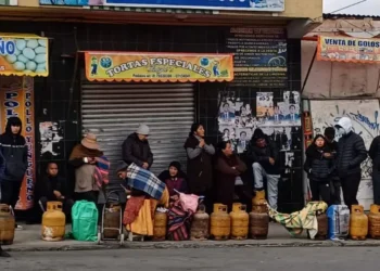 Vecinos esperan la llegada del camión con GLP en el cruce de villas en La Paz/Rubén Atahuichi