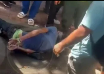 El agresor fue detenido por los transeúntes/Captura de pantalla