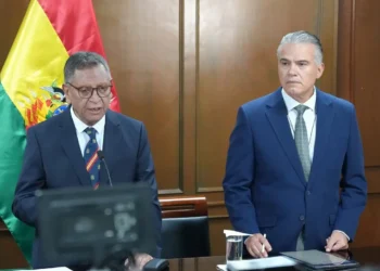El ministro de Gobierno, Marco Antonio Oviedo, y el viceministro de Sustancias Controladas, Ernesto Justiniano. (Foto: Ministerio de Gobierno)