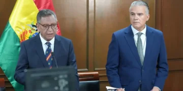 El ministro de Gobierno, Marco Antonio Oviedo, y el viceministro de Sustancias Controladas, Ernesto Justiniano. (Foto: Ministerio de Gobierno)