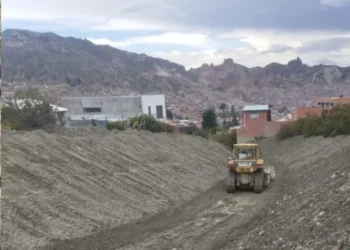 Maquinaria pesada trabaja en ríos ante la temporada de lluvias. FOTO: GAMLP