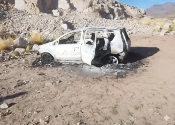 Un vehículo fue hallado incinerado, estaba cerca de los cadáveres. FOTO: RRSS