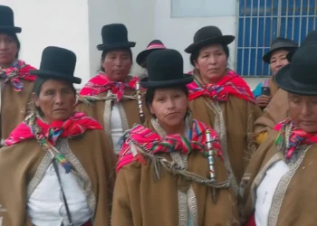 La ejecutiva de la Federación Departamental de Mujeres Campesinas “Bartolina Sisa” de La Paz, Olga Rojas, junto a su directiva. (Foto: RENNO Noticias Obreras)