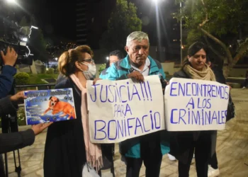 El alcalde de La Paz, Iván Arias, y vecinos de Sopocachi piden justicia por la agresión que sufrió un can. FOTO: GAMLP