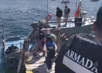 Los turistas fueron evacuados en lanchas patrulleras/Armada en acción