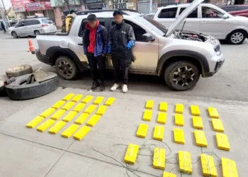 Los dos aprehendidos y la droga incautada/FELCN