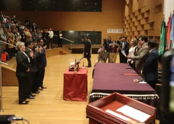 El presidente de Diputados posesiona a los nuevos vocales electorales de Potosí. (Foto: Diputados)