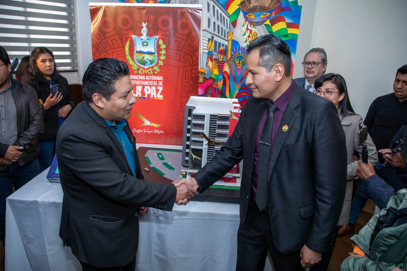 El gobernador de La Paz, Santos Quispe, y el fiscal departamental. Luis Carlos Torrez. FOTO: GADLP