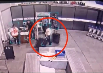 La exdiputada Laura Rojas en el aeropuerto de Viru Viru. (Foto: Junior Arias)