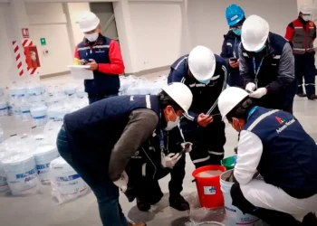 Los técnicos de la Aduana verifican la presencia de mercurio en la muestra de pintura/Aduana Nacional