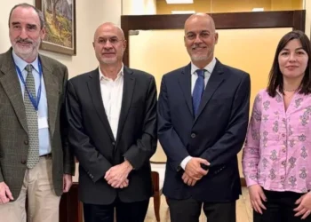 El ministro de la Presidencia, José Luis Lupo y el embajador de la Unión Europea, Jaume Segura.