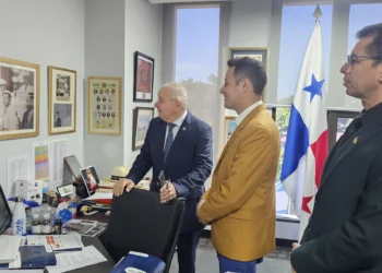 El vicepresidente Edmand Lara y el secretario ejecutivo del Parlamento Latinoamericano (Parlatino), Elías Castillo.
