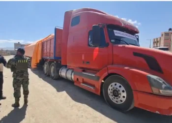 El camión fue secuestrado por agentes de la FELCN tras el hallazgo de los químicos. (Foto: Fiscalía)