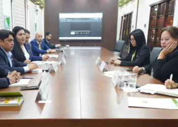 Representantes de la Fiscalía general del Estado y una delegación del Departamento de Estado de EEUU. (Foto: Fiscalía General)