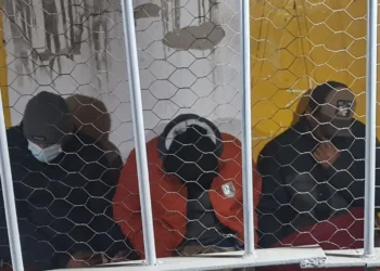 Los policías aprehendidos en el operativo. FOTO: Fiscalía de Oruro
