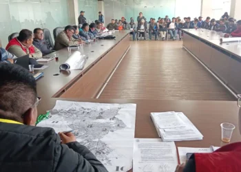 Reunión entre funcionarios de la Alcaldía y organizaciones sociales. FOTO: GAMEA