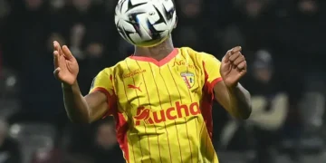 El jugador del Lens Rayan Fofana controla un balón durante la victoria de su equipo en Toulouse. (FOTO: AFP)