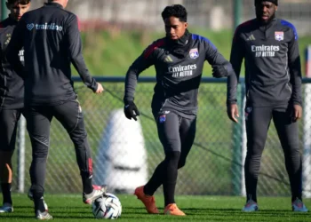 El delantero brasileño Endrick (centro) en un entrenamiento con el Lyon. (FOTO: AFP)