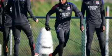 El delantero brasileño Endrick (centro) en un entrenamiento con el Lyon. (FOTO: AFP)