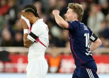 El centrocampista checo del Lyon, Pavel Sulc, celebra el primer gol de su equipo en el partido de Ligue 1 contra el Mónaco. (FOTO: AFP)