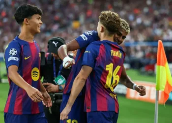 Lamine Yamal abraza a Fermín en presencia de Dro durante el partido de la Liga de Campeones entre el FC Barcelona y el Olympiakos. (FOTO: AFP)