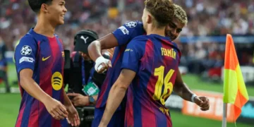 Lamine Yamal abraza a Fermín en presencia de Dro durante el partido de la Liga de Campeones entre el FC Barcelona y el Olympiakos. (FOTO: AFP)